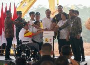Penekanan tombol sirine oleh Presiden Joko Widodo Yang Didampingi Menpora Dito dan Menteri PUPR Menandai Dimulainya Groundbreaking Pembangunan Paralympic Training Center