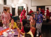 Tim Voli Red Sparks Asal Korea Selatam kompak menggenakan baju tradisional Indonesia