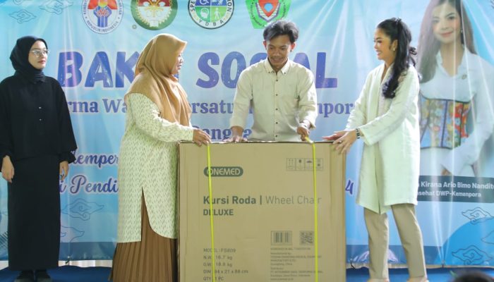 Peringati Hari Kartini, Penasehat DWP Kemenpora RI Beri Kursi Roda Kepada SLB YDBA