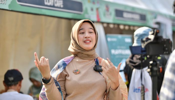 Melukis di Atas Keramik: Amalia Pradifera Populerkan Seni Unik di Clay Cafe Jakarta