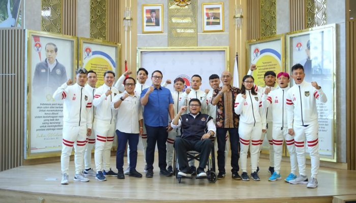 Stafus Menpora Lepas Tim Homeless Football Indonesia