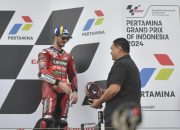 Menpora Dito Dapat Kesempatan Serahkan Trophy Pada Salah Satu Juara Moto GP