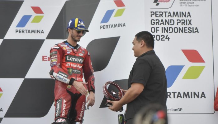 Menpora Dito Dapat Kesempatan Serahkan Trophy Pada Salah Satu Juara Moto GP