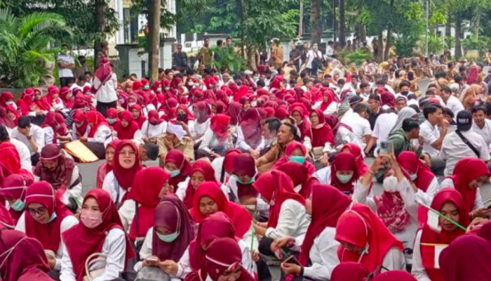 Ratusan Honorer Lotim Tuntut Kejelasan Status dan Gaji Layak di Kantor Bupati
