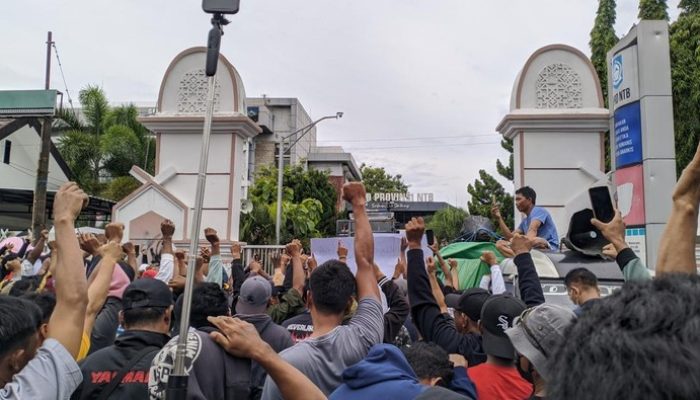 Ratusan nelayan Lombok Timur Unjukrasa di DPRD NTB Tolak Pemasangan VMS