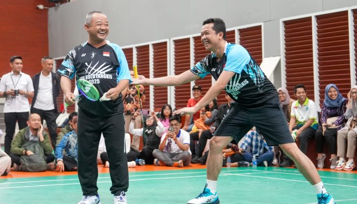Wamenpora Taufik Hidayat Menang dalam Pertandingan Eksibisi di Penutupan Liga Bulutangkis Kemendikdasmen 2025