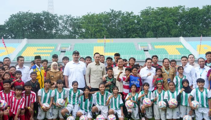 Menpora Dito Dampingi Presiden Prabowo Resmikan 17 Stadion di Seluruh Indonesia