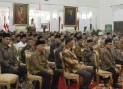 Menpora Dito Dampingi Presiden Prabowo Serahkan Zakat kepada Baznas di Istana Negara