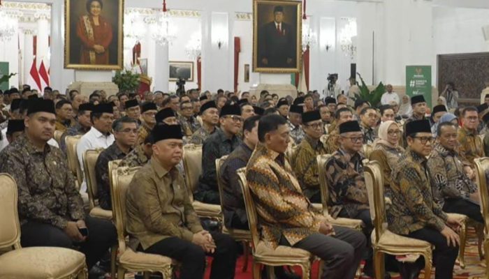 Menpora Dito Dampingi Presiden Prabowo Serahkan Zakat kepada Baznas di Istana Negara