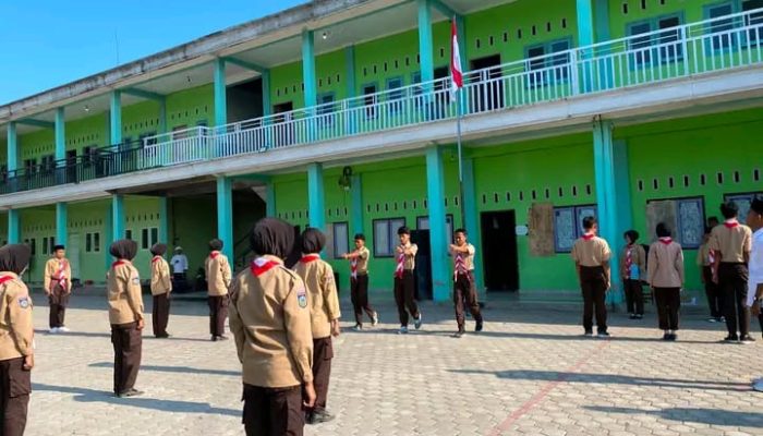 Semarak HUT RI ke-81, Ponpes Darul Mujahidin As-Syafi’i NWDI Semoyang Gelar Upacara Kemerdekaan