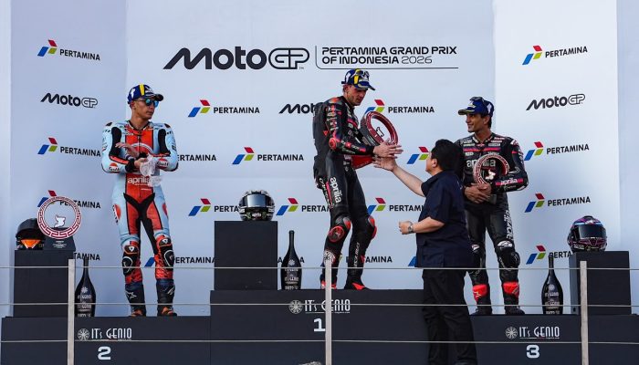 Bezzecchi Juara MotoGP Mandalika 2026, Menpora Erick Serahkan Trofi Kemenangan